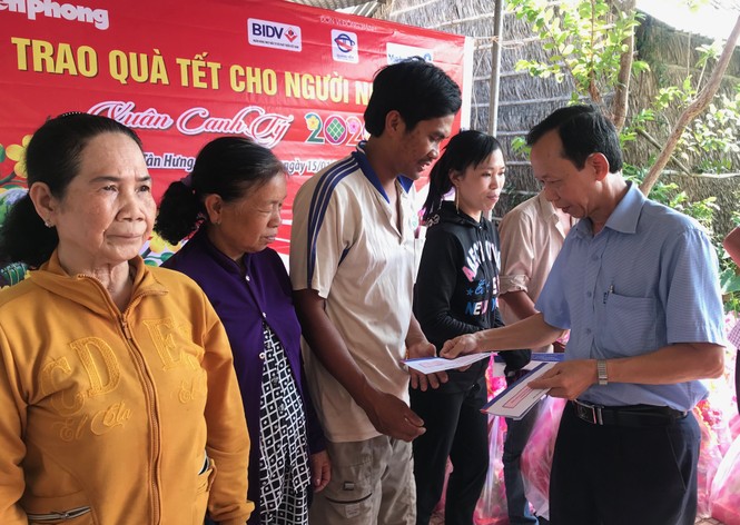 Báo Tiền Phong trao quà tết đồng bào nghèo - ảnh 3