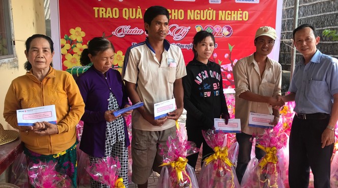 Báo Tiền Phong trao quà tết đồng bào nghèo - ảnh 1
