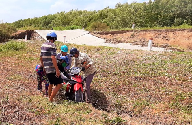 Kinh hoàng sụp lún, sạt lở đất chưa từng thấy ở Cà Mau - ảnh 7