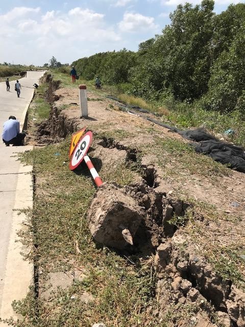 Đê biển Tây Cà Mau sụp lún kéo dài - ảnh 2