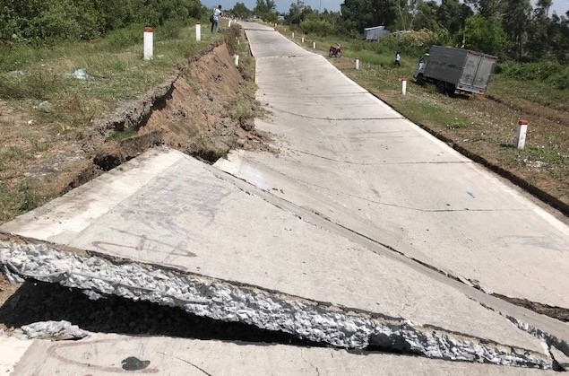 Đê biển Tây Cà Mau sụp lún kéo dài - ảnh 1