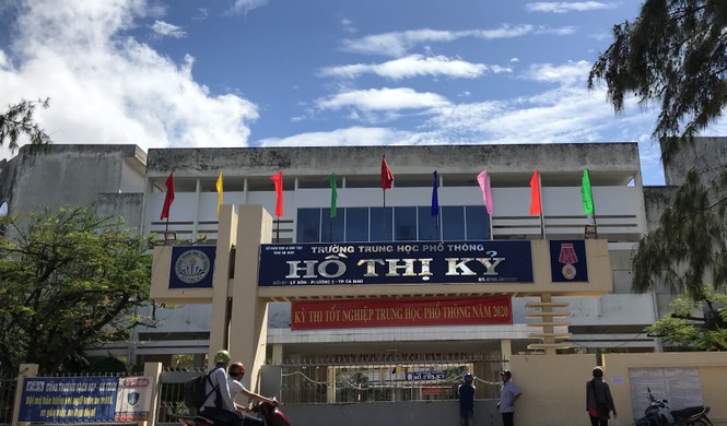 Gần 900.000 sỹ tử khẩu trang kín bưng làm thủ tục thi tốt nghiệp THPT - ảnh 5