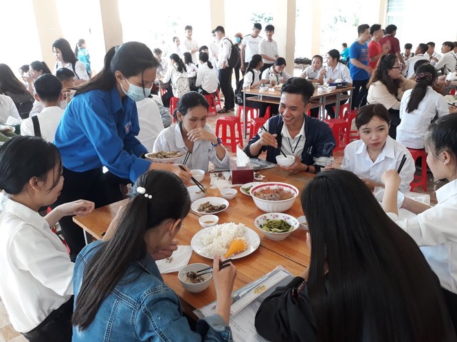 Áo xanh tình nguyện che chở thí sinh miệt U Minh Hạ - ảnh 8