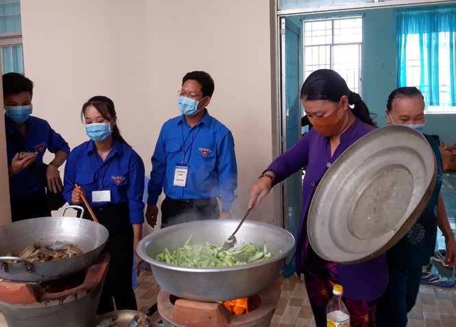 Áo xanh tình nguyện che chở thí sinh miệt U Minh Hạ - ảnh 2
