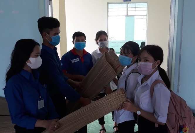 Áo xanh tình nguyện che chở thí sinh miệt U Minh Hạ - ảnh 6