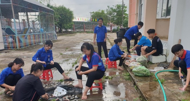 Áo xanh tình nguyện che chở thí sinh miệt U Minh Hạ - ảnh 1