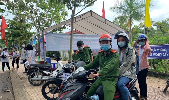 Áo xanh tình nguyện che chở thí sinh miệt U Minh Hạ - ảnh 7