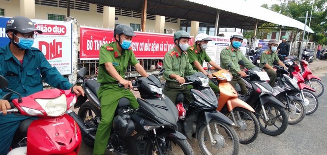 Áo xanh tình nguyện che chở thí sinh miệt U Minh Hạ - ảnh 5