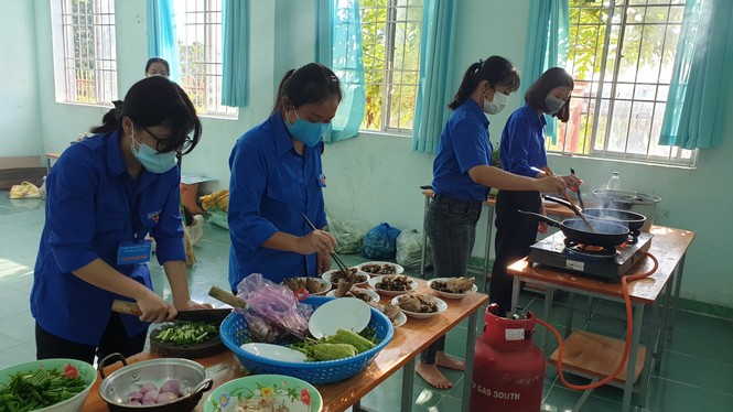 Áo xanh tình nguyện che chở thí sinh miệt U Minh Hạ - ảnh 3