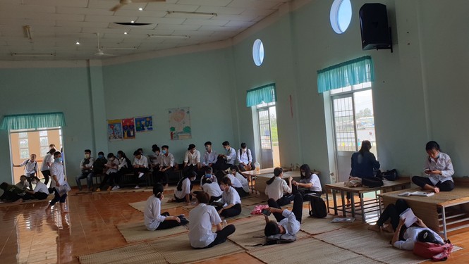 Áo xanh tình nguyện che chở thí sinh miệt U Minh Hạ - ảnh 9