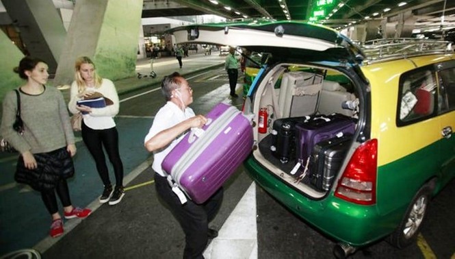 Từ nay, hành khách đi taxi ở Bangkok phải trả thêm tiền cho cả hành lý - ảnh 1
