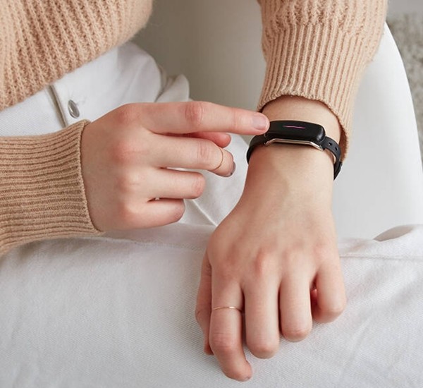 Sản phẩm sáng tạo: Vòng đôi để “gửi một cái chạm tay” cho nửa kia của bạn! - ảnh 2