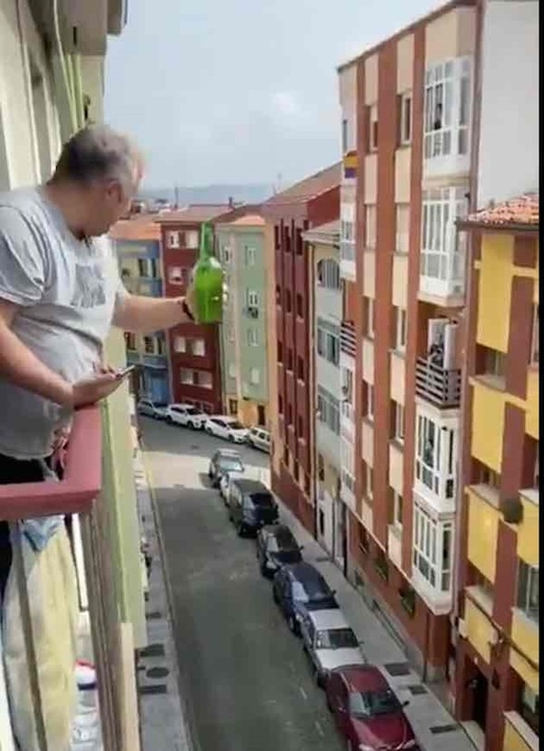 Cách ly không làm giảm tình làng nghĩa xóm: Vẫn có thể rót rượu cho nhau từ trên hai tầng gác! - ảnh 4