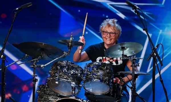 Giám khảo Britain’s Got Talent 2020 sững sờ trước màn chơi trống đỉnh cao của bà cụ 76 tuổi - ảnh 1