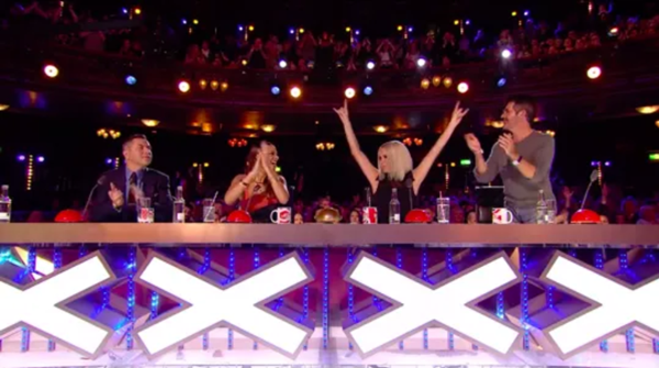 Giám khảo Britain’s Got Talent 2020 sững sờ trước màn chơi trống đỉnh cao của bà cụ 76 tuổi - ảnh 2