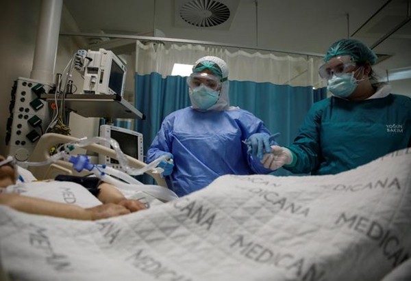Chồng qua đời vì COVID-19, vợ sốc khi thấy “tiểu tam” vội đến bệnh viện xét nghiệm - ảnh 1