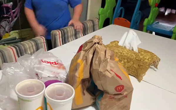 “Happy Meal” là có thật: Cậu bé òa khóc sung sướng khi được ăn gà rán sau mấy tháng giãn cách - ảnh 2