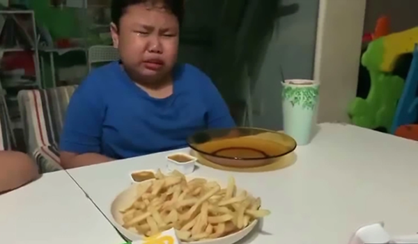 “Happy Meal” là có thật: Cậu bé òa khóc sung sướng khi được ăn gà rán sau mấy tháng giãn cách - ảnh 4