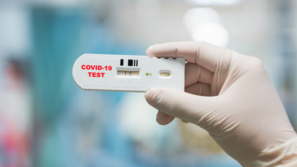 Bị ngã cây khi hái mít, vào viện điều trị thì lại dương tính với SARS-CoV-2 - ảnh 2