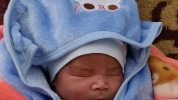 Em bé ra đời ở khu cách ly, được đặt tên là “Cách Ly” - ảnh 2