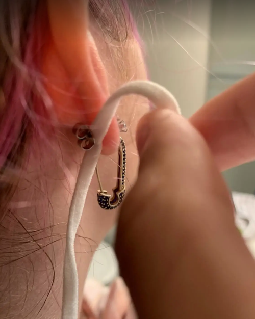 Tai nạn kinh dị của TikToker nổi tiếng: Đi bấm lỗ tai, bị bấm luôn quai khẩu trang vào tai - ảnh 3