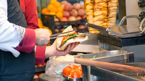 Nhiều nước bắt đầu đón du khách nhưng giá cả thì choáng: Hơn 1 triệu đồng một cái bánh mỳ - ảnh 2