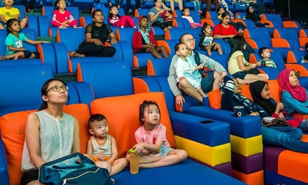 Ai đi xem phim cũng đòi ngồi cạnh nhau, rạp chiếu phim trả lời khiến netizen bật cười - ảnh 2