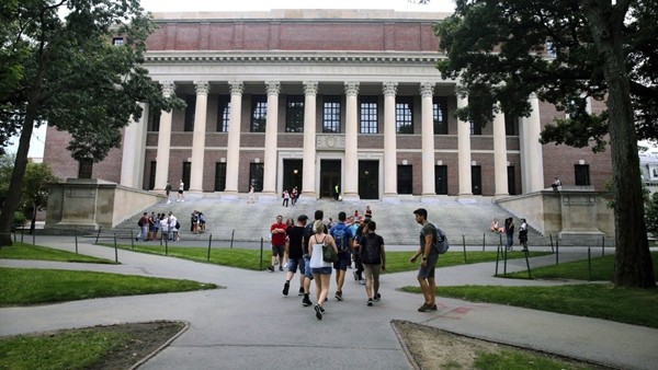 ĐH Harvard và Học viện MIT khởi kiện vì kế hoạch không cấp visa cho du học sinh học online - ảnh 1