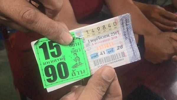 Người trúng xổ số ở Thái Lan tạo ra mưa tiền và vàng cho hàng xóm để mừng sinh nhật mình - ảnh 3