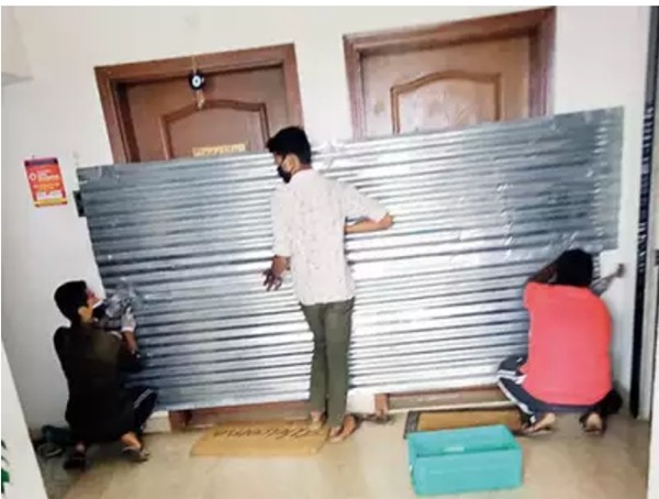 Chống dịch bằng cách lấy tấm tôn bịt kín cửa nhà bệnh nhân COVID-19, không cho ra ngoài - ảnh 1
