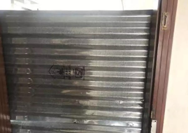 Chống dịch bằng cách lấy tấm tôn bịt kín cửa nhà bệnh nhân COVID-19, không cho ra ngoài - ảnh 2