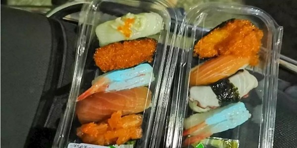 Mua sushi về nhà ăn, giật mình khi mấy miếng tôm phát ánh sáng xanh kỳ quái trong bóng tối - ảnh 1
