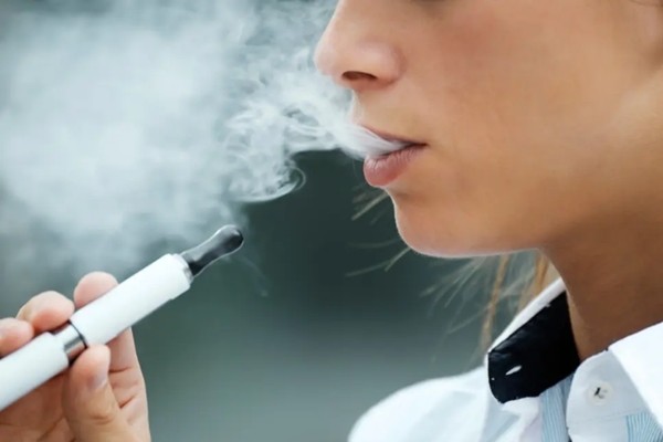 Không chỉ những bệnh nền, mà hút vape cũng liên quan đến nguy cơ nhiễm COVID-19 - ảnh 2
