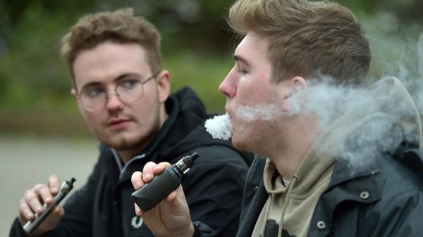 Không chỉ những bệnh nền, mà hút vape cũng liên quan đến nguy cơ nhiễm COVID-19 - ảnh 1