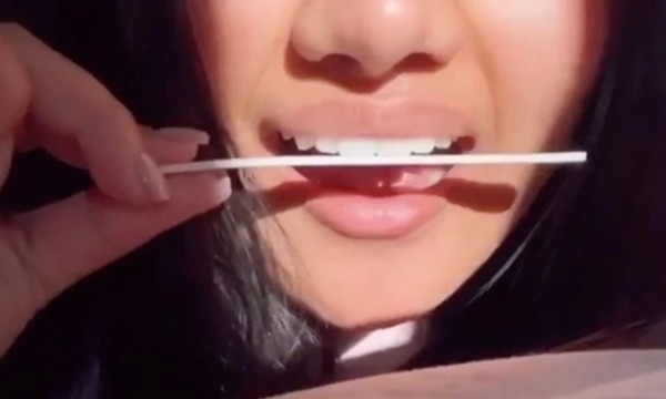 Dùng giũa móng tay mài răng để có nụ cười đẹp: Các TikToker bảo an toàn, nha sĩ bảo sao? - ảnh 2