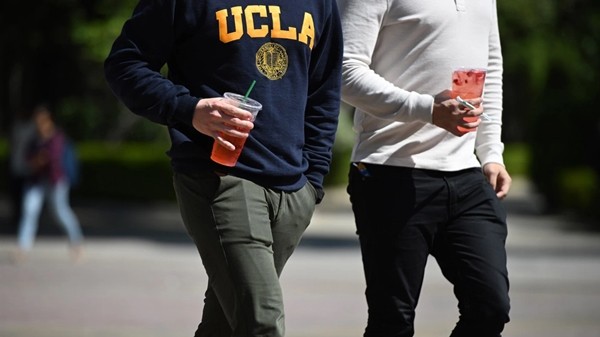 Bị cho rằng đã nhận 64 sinh viên “nhà giàu, nhiều quan hệ”, ĐH California phản ứng thế nào? - ảnh 2