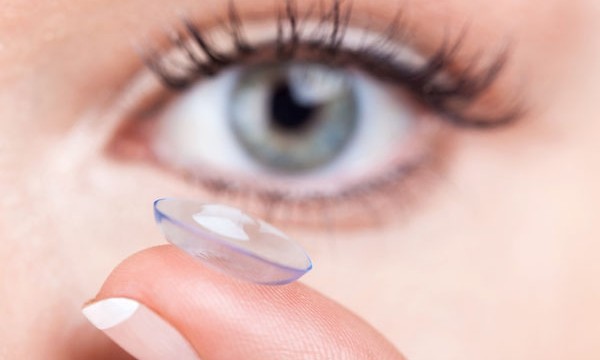 Rửa tay bằng nước máy bị nhiễm khuẩn rồi đeo kính áp tròng, cô gái bị mù một bên mắt - ảnh 1