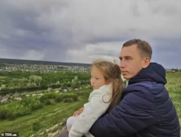 Con gái 7 tuổi của một nạn nhân vụ nổ máy bay ở Ukraine đã có linh cảm trước khi bố tử nạn - ảnh 1