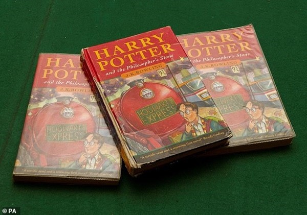 Cuốn Harry Potter cũ này có thể bán được 1,5 tỷ đồng, bạn kiểm tra ngay xem mình có không nhé - ảnh 1