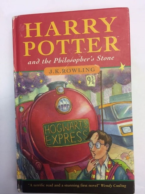 Cuốn Harry Potter cũ này có thể bán được 1,5 tỷ đồng, bạn kiểm tra ngay xem mình có không nhé - ảnh 2