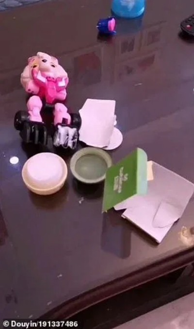 Chú chó bảo vệ cô bé bị mẹ mắng dễ thương thế này, tại sao lại bị cộng đồng mạng nghi ngờ? - ảnh 1
