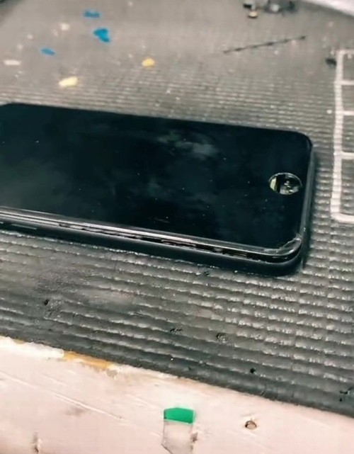 Tìm thấy tờ giấy bí ẩn gài trong iPhone của khách, anh thợ sửa máy hỏi ý kiến cư dân mạng - ảnh 1