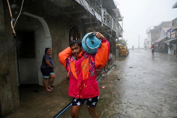 Bão VAMCO mạnh lên khiến Philippines phải sơ tán dân, dự báo vào Việt Nam ngày 15/11 - ảnh 2