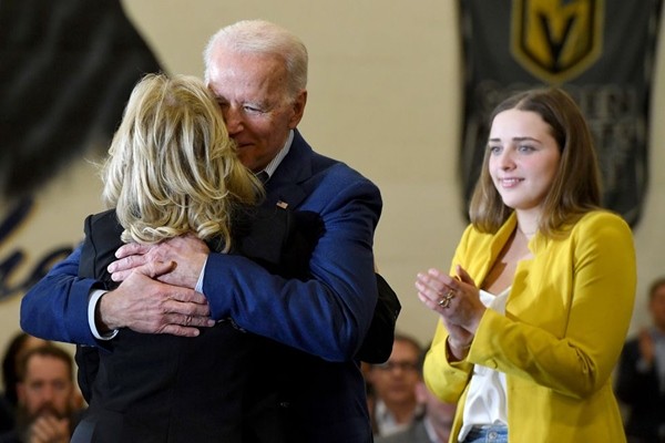“Đội ngũ” như hoa hậu nhà Biden: 4 cô cháu gái xinh, giỏi đến “phát hờn” của ông Joe Biden - ảnh 3