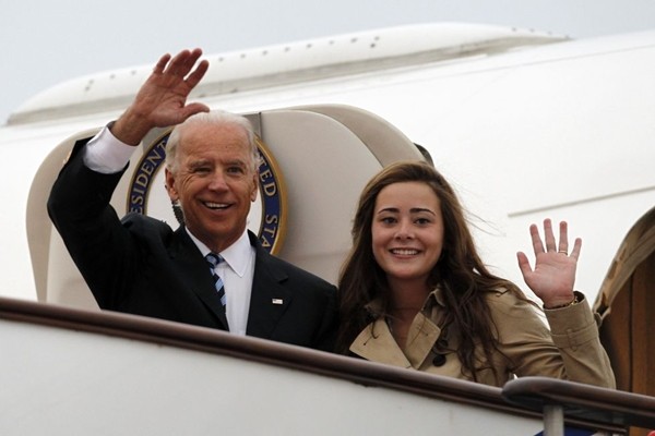 “Đội ngũ” như hoa hậu nhà Biden: 4 cô cháu gái xinh, giỏi đến “phát hờn” của ông Joe Biden - ảnh 2