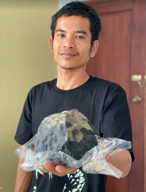 Bất ngờ trở thành “đại gia” chỉ vì bị một cục đá to rơi trúng nóc nhà, làm thủng cả mái - ảnh 3