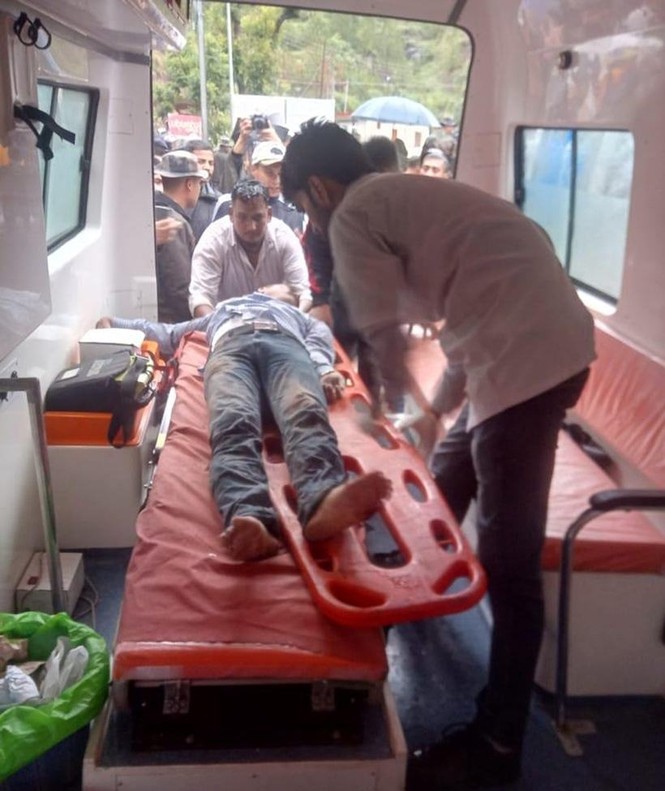 Sập nhà khách ở Ấn Độ, hàng chục quân nhân bị thương và mắc kẹt - ảnh 4