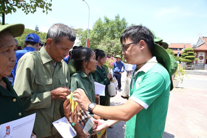 Xúc động 'Hành trình tình nguyện theo dấu lịch sử' - ảnh 4