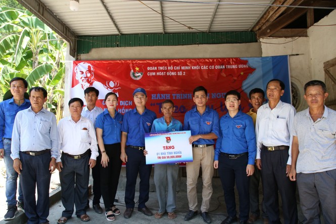 Xúc động 'Hành trình tình nguyện theo dấu lịch sử' - ảnh 5