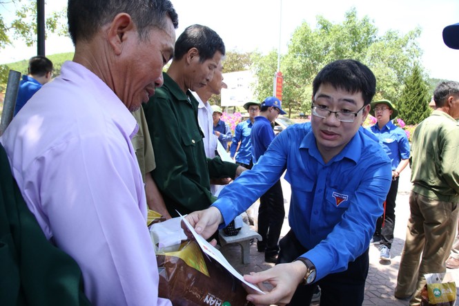 Xúc động 'Hành trình tình nguyện theo dấu lịch sử' - ảnh 3
